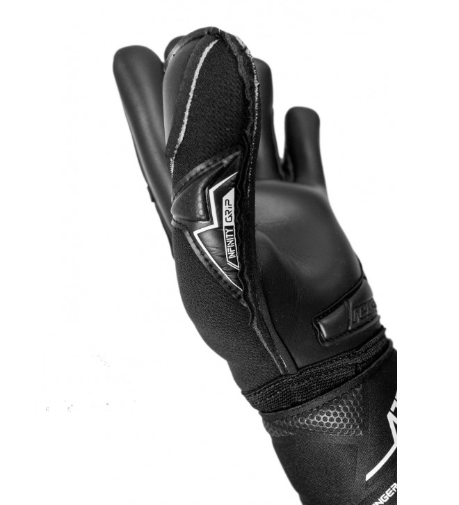 GOALKEEPER GLOVES